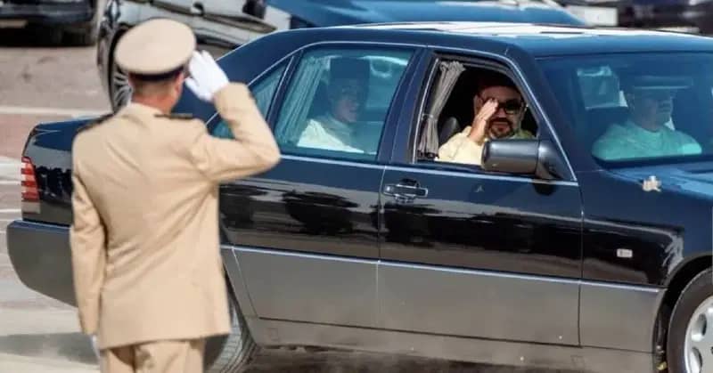 عودة الملك محمد السادس إلى الرباط وسط استقبال شعبي حافل