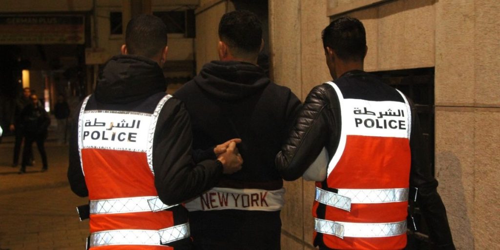 الداخلة.. توقيف عشريني متلبس بترويج “الماحيا” وحجز معمل تقليدي للتقطير